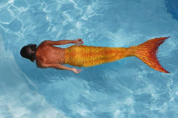 Jonge vrouw zeemeermin zwemmen in water — Stockfoto