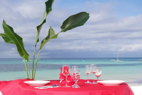 Tisch zum Essen am tropischen Strand gedeckt — Stockfoto