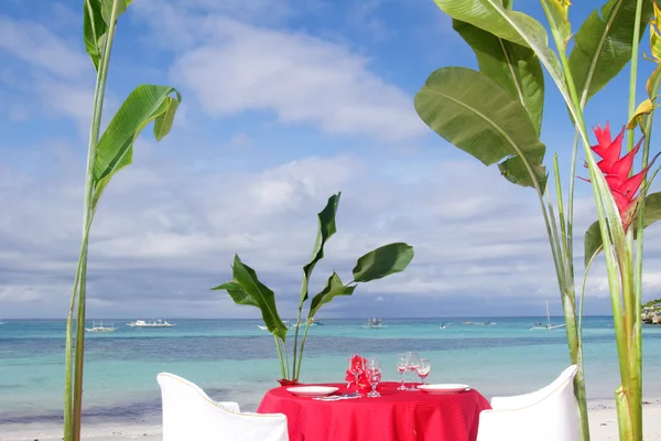 Tavola apparecchiata per i pasti sulla spiaggia tropicale — Foto Stock