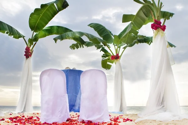 Svatební sada nahoru a stůl na pláži — Stock fotografie