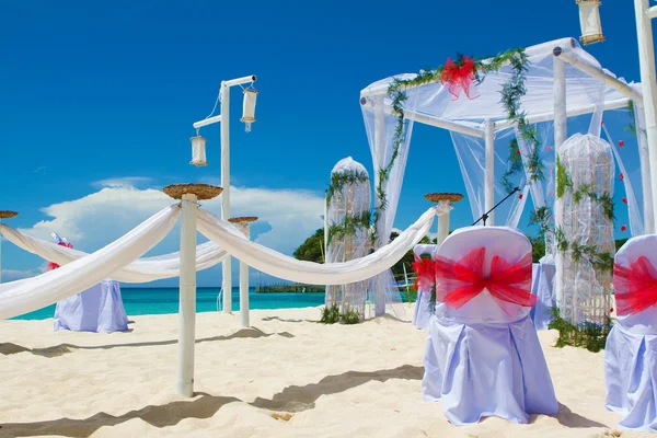 Arco de casamento e configurar na praia — Fotografia de Stock