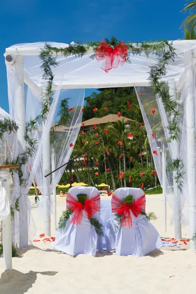 Arco de boda y montado en la playa —  Fotos de Stock