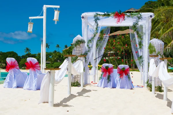 Bröllop arch och ställa upp på stranden — Stockfoto