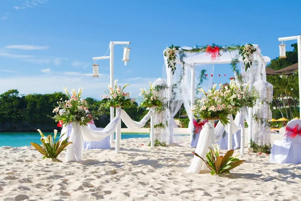 Bröllop arch och ställa upp på stranden — Stockfoto