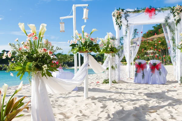 Huwelijksboog en instellen op strand — Stockfoto