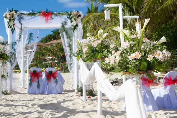 Hochzeitsbogen und am Strand aufgestellt — Stockfoto