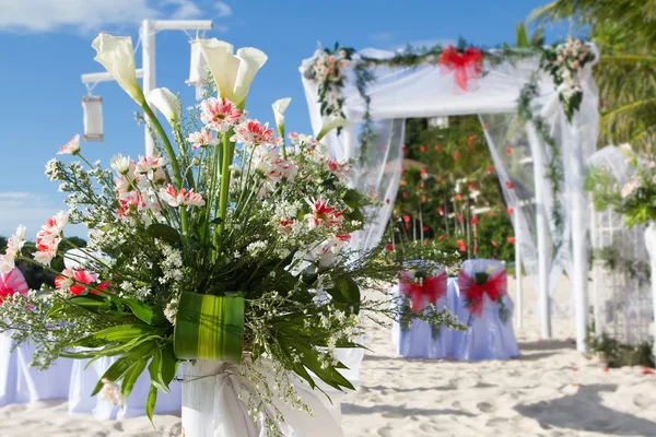 Arco de boda y montado en la playa — Foto de Stock