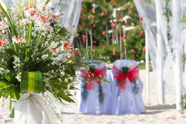 Wedding arch and set up on beach — Stock Photo, Image