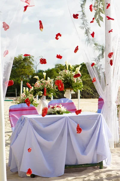 Arc de mariage et mis en place sur la plage — Photo