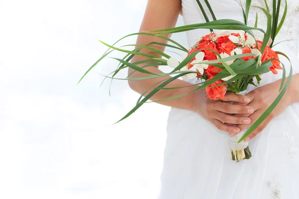 Mooie bruids boeket op natuurlijke achtergrond — Stockfoto