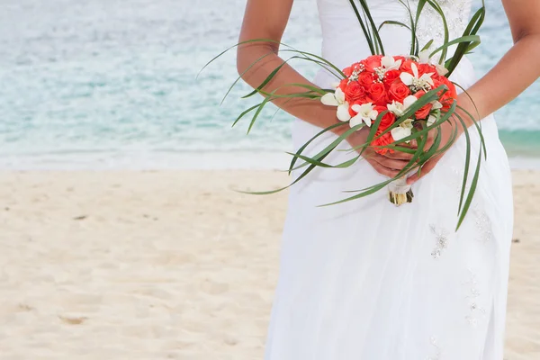 Bella sposa tenendo bouquet da sposa su sfondo naturale — Foto Stock