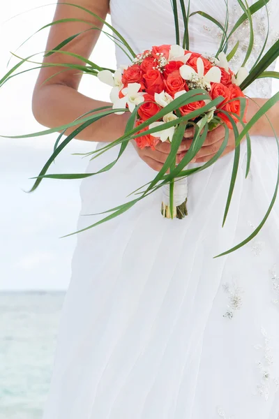 Beautiful bride holding bridal bouquet on natural background — Stock Photo, Image