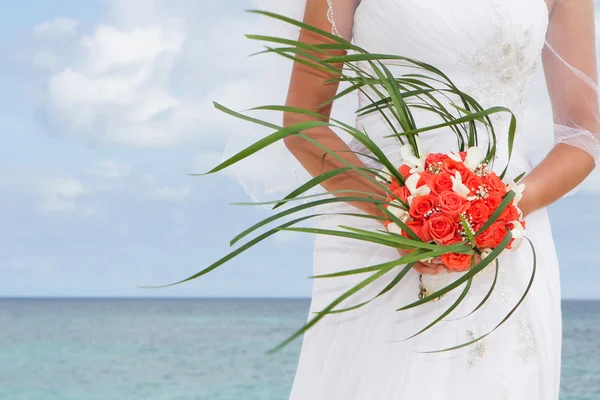 Bella sposa tenendo bouquet da sposa su sfondo naturale — Foto Stock