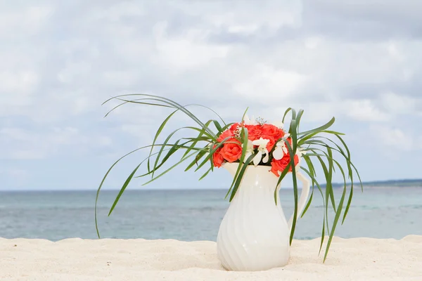 Mooie bruids boeket op natuurlijke achtergrond — Stockfoto