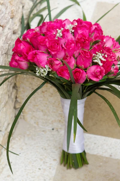 Bellissimo bouquet da sposa su sfondo naturale — Foto Stock