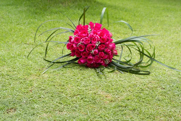 Bellissimo bouquet da sposa su sfondo naturale — Foto Stock