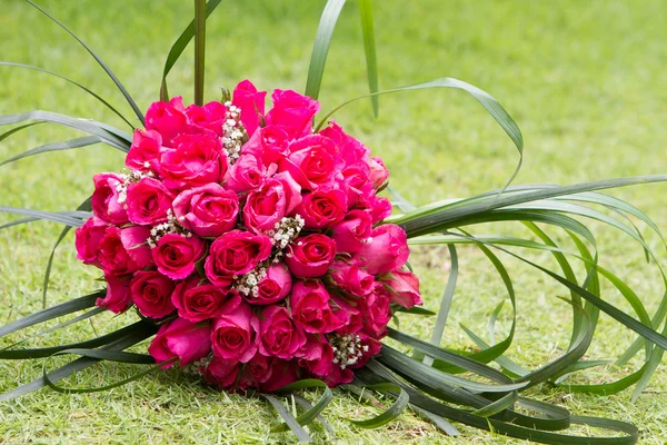 Bellissimo bouquet da sposa su sfondo naturale — Foto Stock