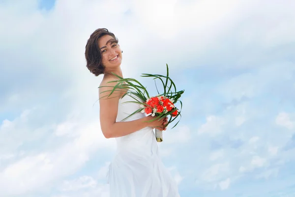 Kültéri álló fiatal gyönyörű nő menyasszony, esküvői ruha — Stock Fotó