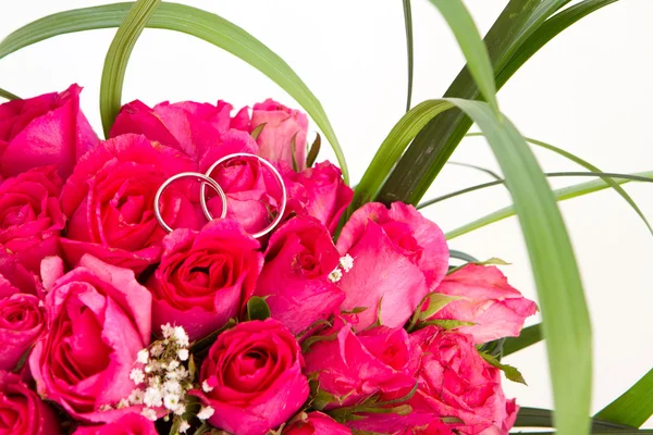 Fedi nuziali e bouquet da sposa di rose rosa isolate su whi — Foto Stock