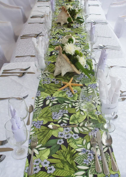 Великолепный свадебный стол для изысканной трапезы на открытом воздухе — стоковое фото