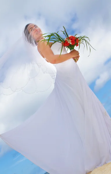 Outdoor portrait of young beautiful woman bride in wedding dress — Stock Photo, Image