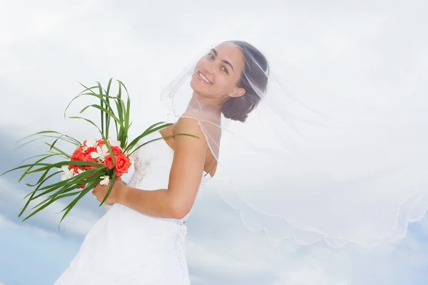 Retrato ao ar livre de jovem bela noiva mulher no vestido de noiva — Fotografia de Stock