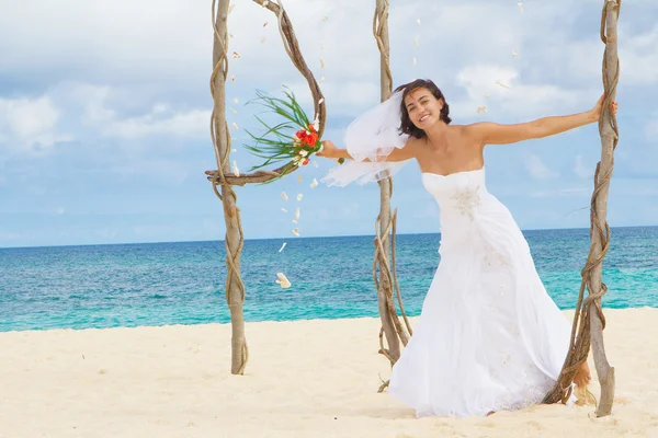 Ritratto all'aperto di giovane bella donna sposa in abito da sposa — Foto Stock