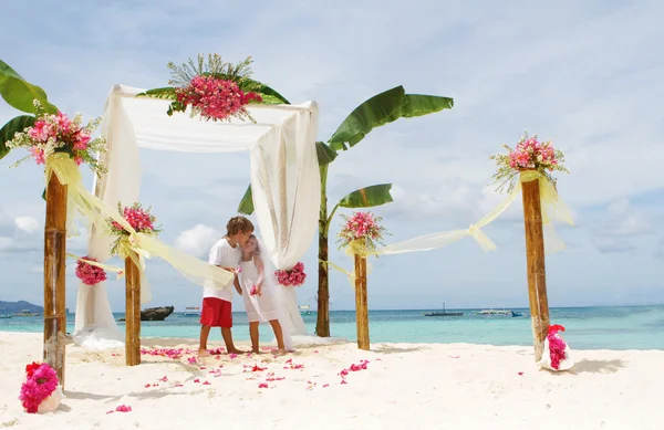 Giovane coppia amorevole il giorno del matrimonio in bella configurazione di nozze wi — Foto Stock