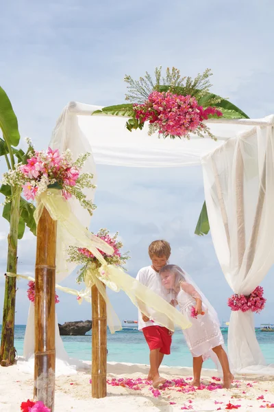 Unga älskande par på bröllopsdag i vackra bröllop setup wi — Stockfoto