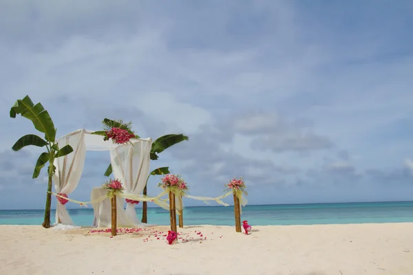 Bröllop arch och ställa upp med blommor på tropical beach — Stockfoto