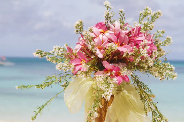 Bella configurazione di nozze e fiori su sfondo spiaggia tropicale — Foto Stock