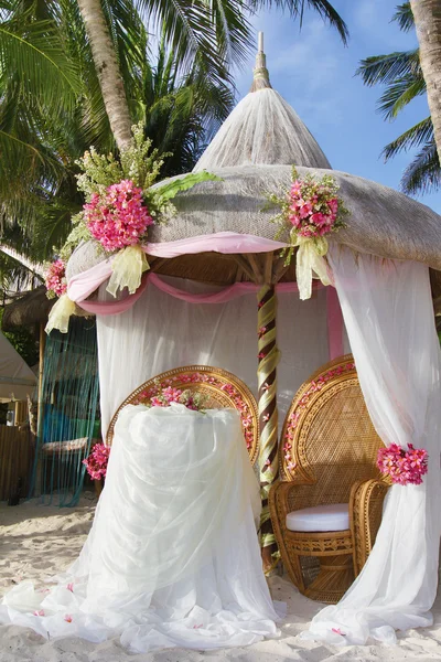 Arco di nozze e set up con fiori sulla spiaggia tropicale — Foto Stock