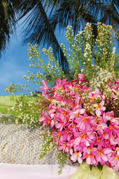 Hochzeitsbogen und eingerichtet mit Blumen am tropischen Strand — Stockfoto