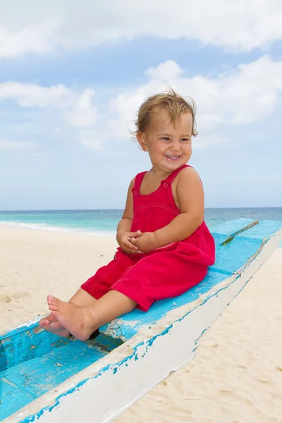 Utomhus porträtt av happy baby barn ombord av havet båt — Stockfoto