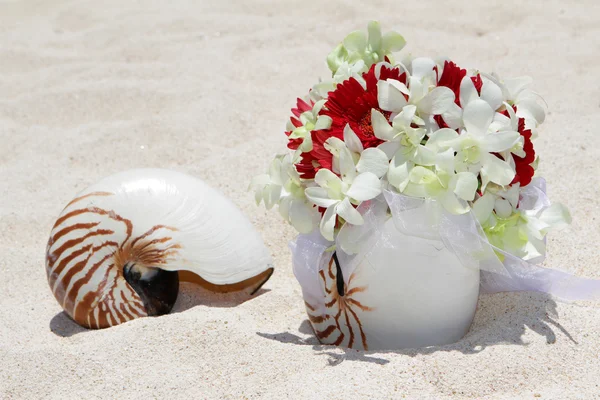 Brudbukett med vigselringar i ett skal på sand tropiska vara — Stockfoto