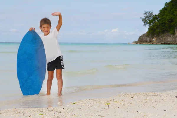 Genç çocuk ile yağsız tahta deniz arka plan üzerinde — Stok fotoğraf