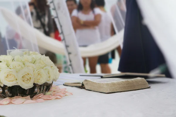 Biblia santa y ramo de bodas en la boda al aire libre en la playa —  Fotos de Stock