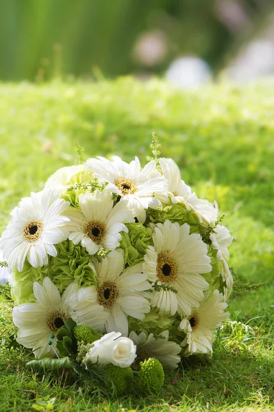 Bouquet da sposa su sfondo naturale — Foto Stock