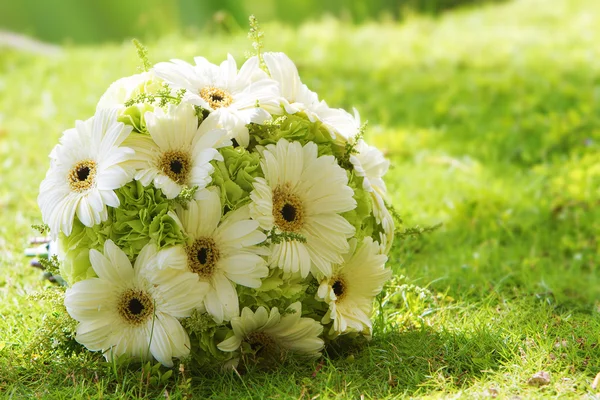 Bouquet da sposa su sfondo naturale — Foto Stock