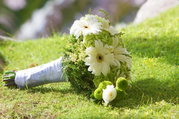 Bouquet de mariage sur fond naturel — Photo