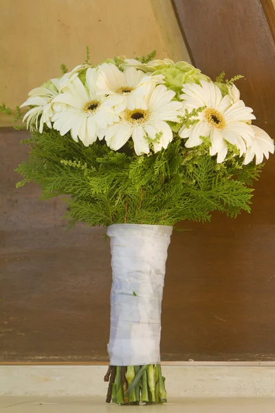 Ramo de boda sobre fondo natural — Foto de Stock