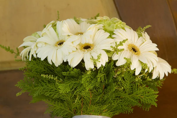 Bouquet de mariage sur fond naturel — Photo