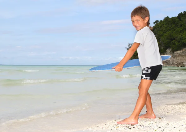Ung pojke med skumma ombord på havet bakgrund — Stockfoto