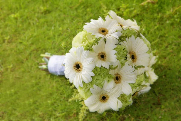 Bouquet da sposa su sfondo naturale — Foto Stock