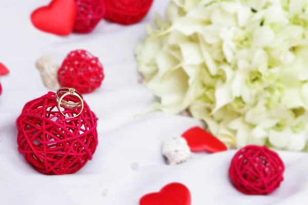 Wedding rings, decoration and bridal bouquet isolated over white — Stock Photo, Image