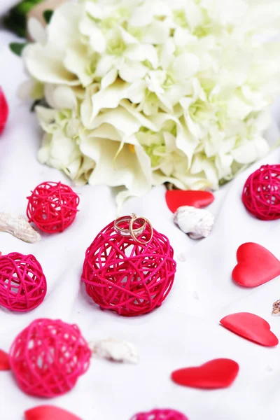 Snubní prsteny, dekorace a svatební kytice, izolované na bílém — Stock fotografie