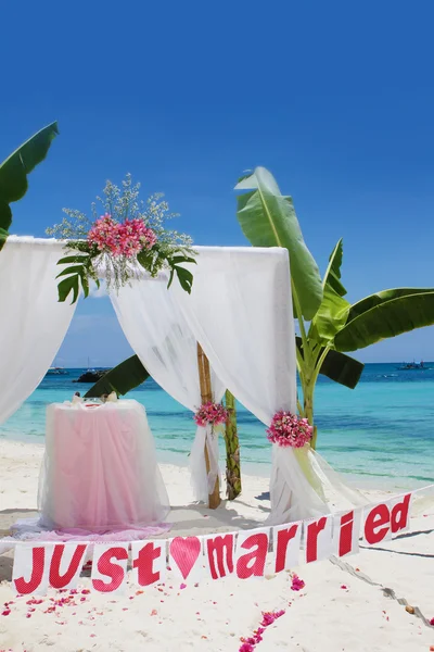 Arco di nozze e set up con fiori sulla spiaggia tropicale — Foto Stock