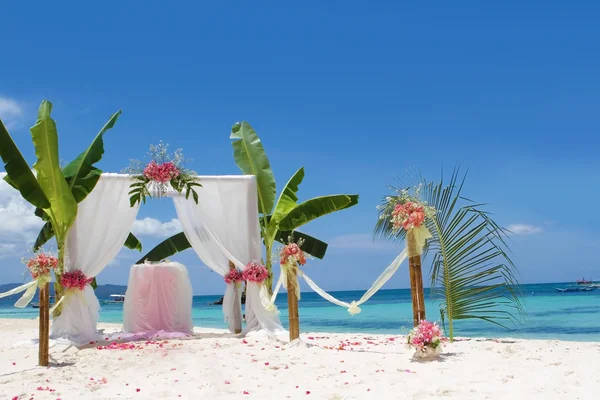 Arco de casamento e configurar com flores na praia tropical — Fotografia de Stock