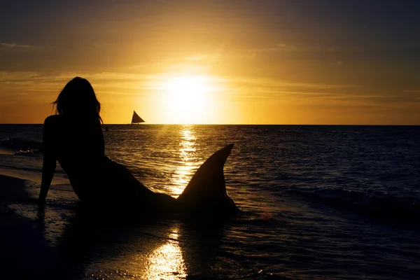 tropikal deniz arka plan üzerinde deniz kızı
