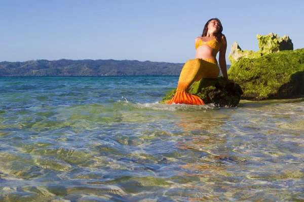 Sjöjungfrun på tropiska havet bakgrund — Stockfoto